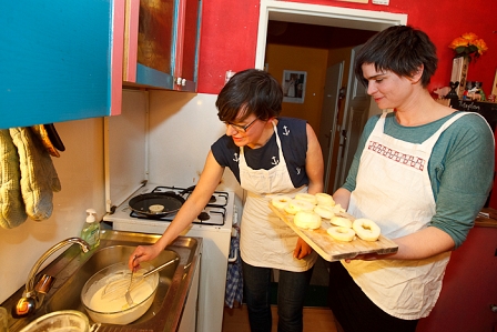 Äpfel in den Backteig schwingen